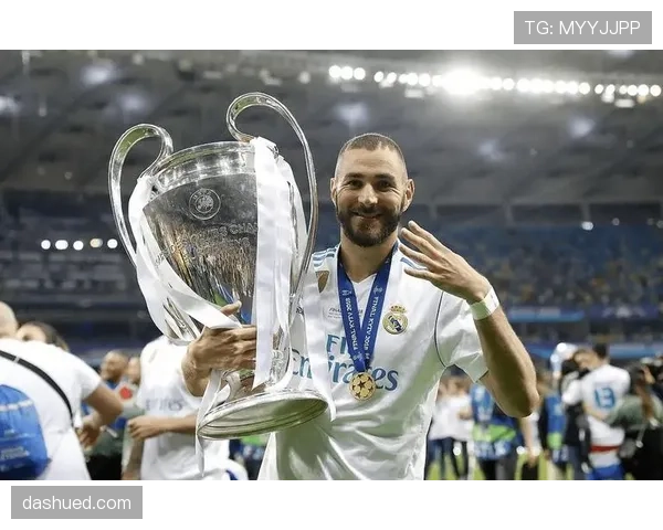 本泽马与大罗巅峰期中锋角色定位及统治力差异解析